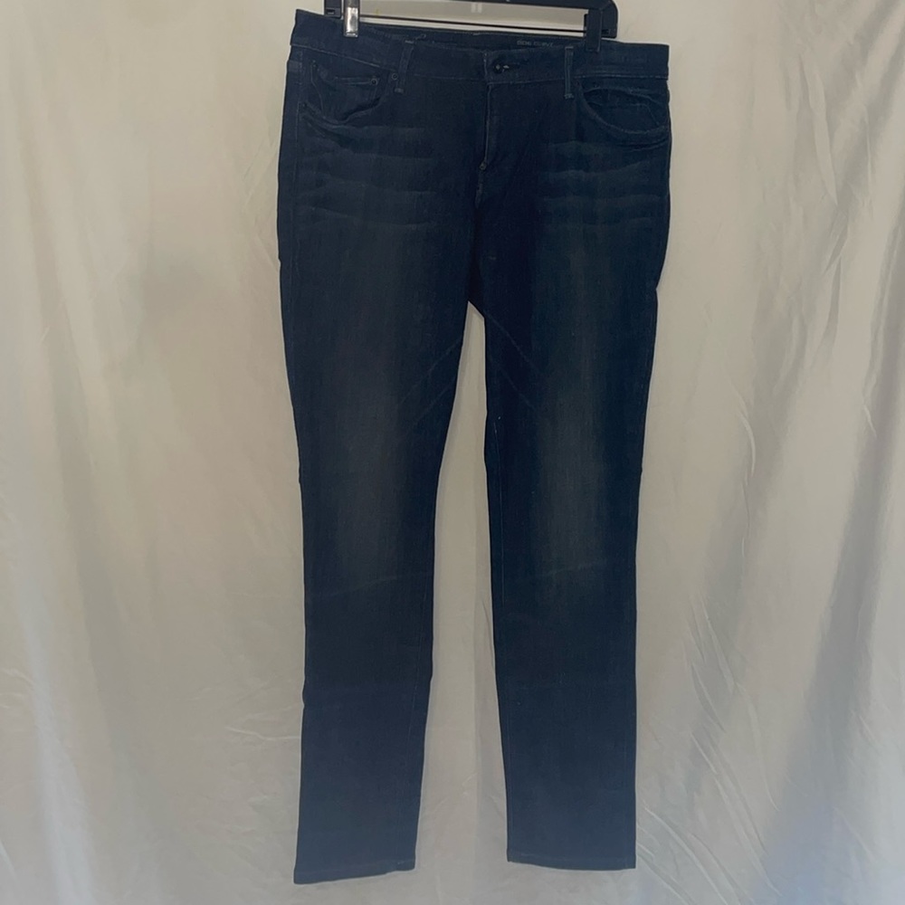levi demi curve